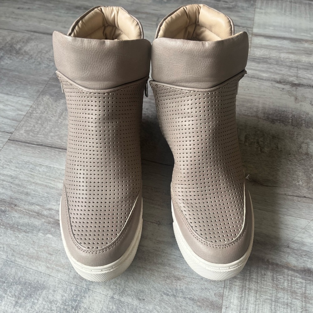 Steve Madden Taupe Perforated Wedge Sneakers – Size 7.5